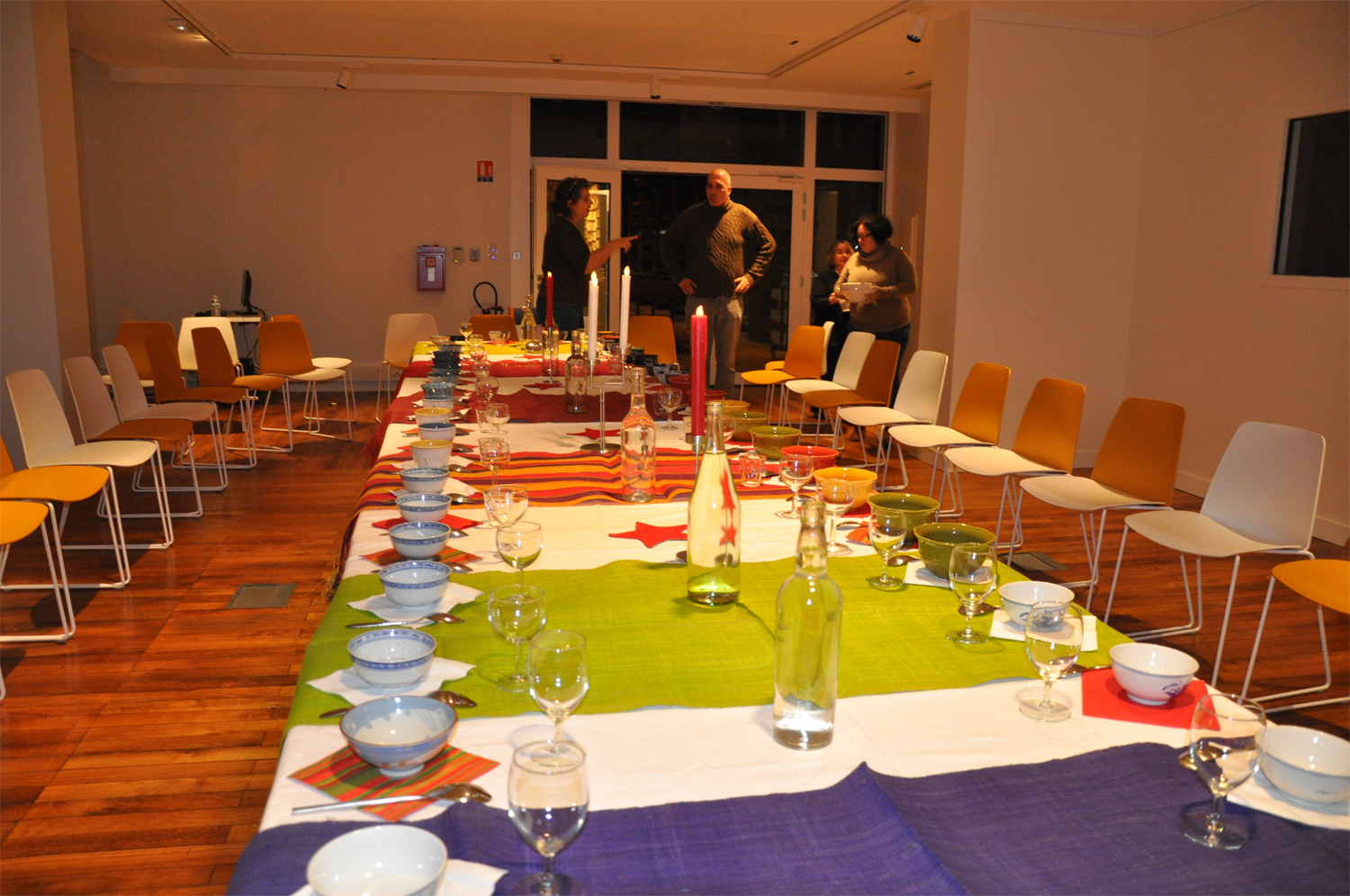La table se dresse pour le spectacle "Soupes de Contes" animé par Martine Forrer
