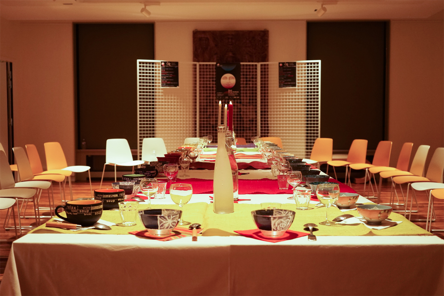 La table se dresse pour le spectacle "Soupes de Contes" animé par Martine Forrer